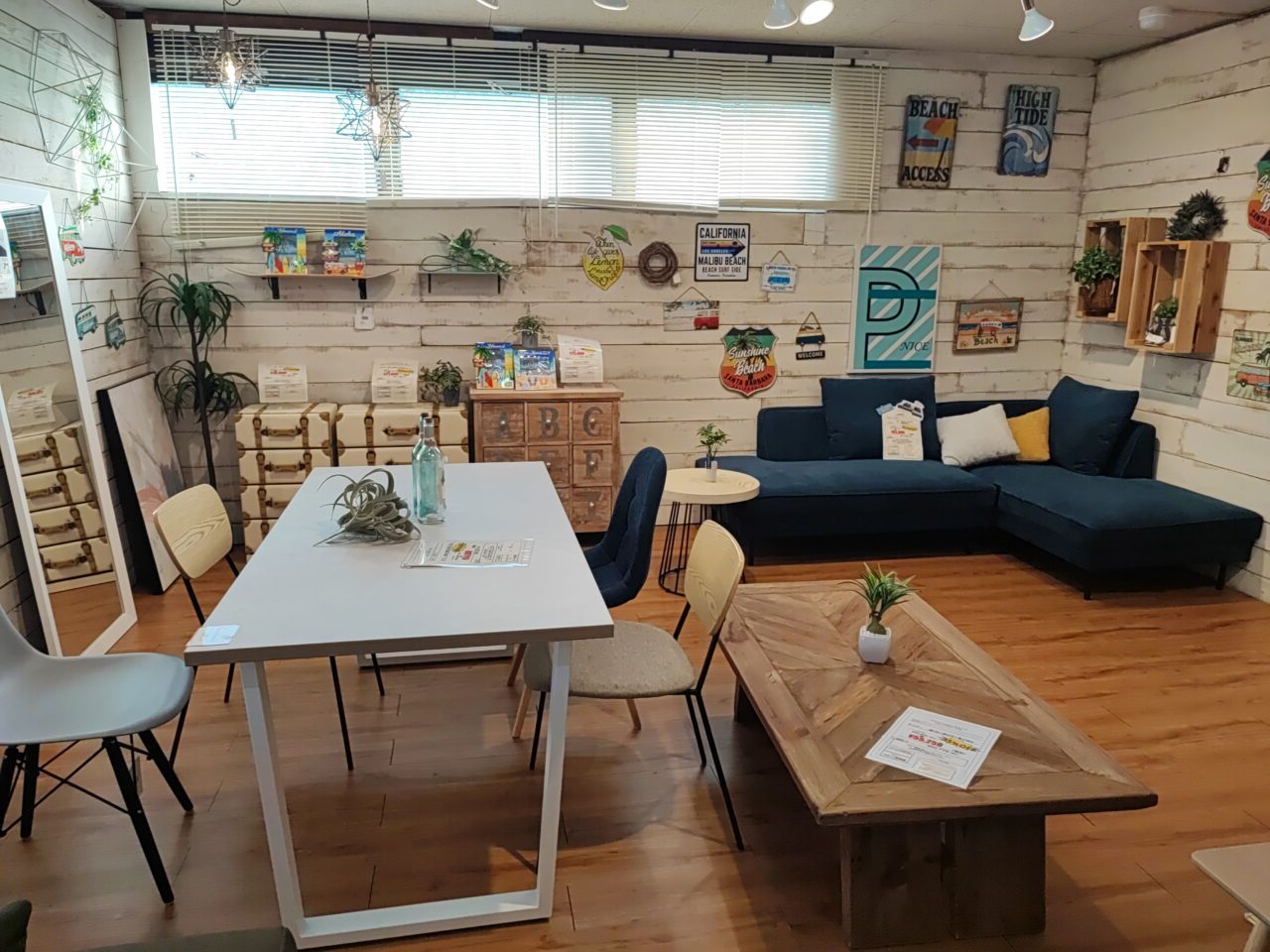 大型古着専門店「古着倉庫」とアウトレット家具ショップ「JOYLY」