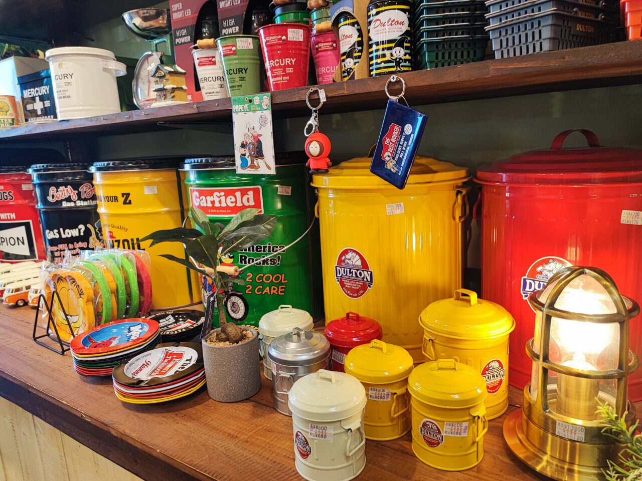 大型古着専門店「古着倉庫」とアウトレット家具ショップ「JOYLY」