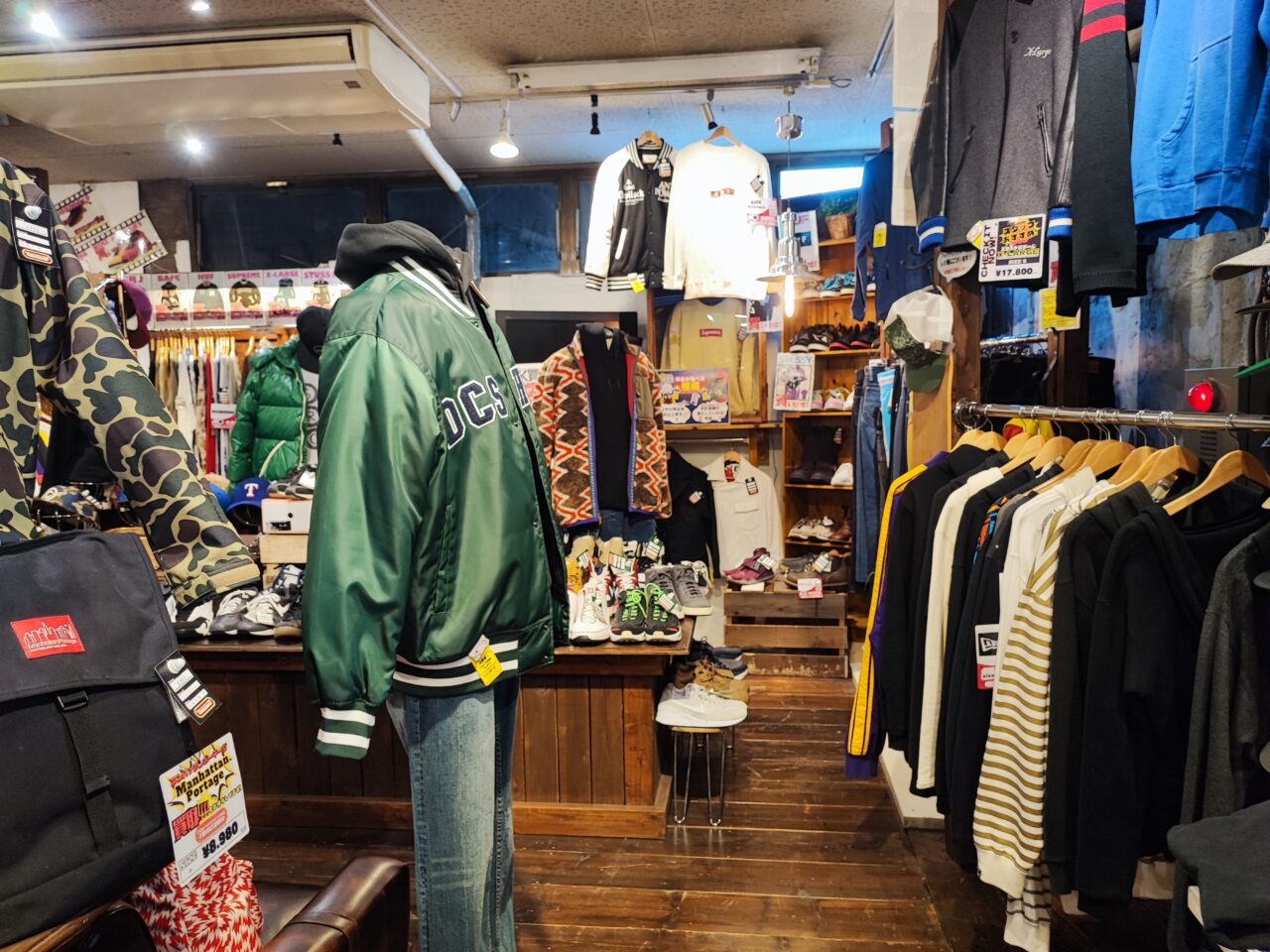 大型古着専門店「古着倉庫」とアウトレット家具ショップ「JOYLY」