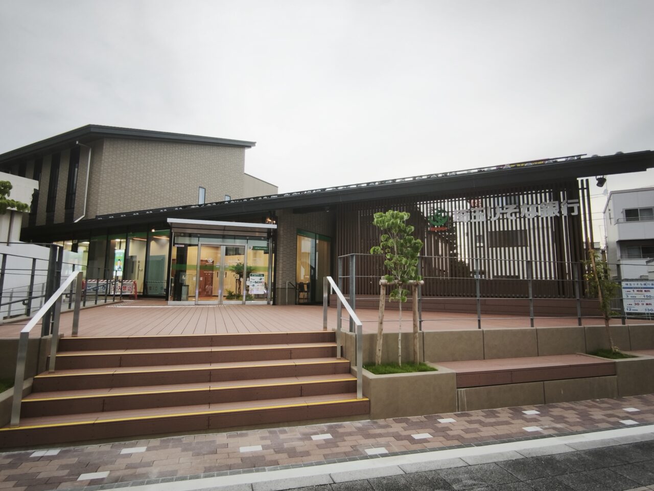新築移転オープン「埼玉りそな銀行 蓮田支店」りそな de marche
